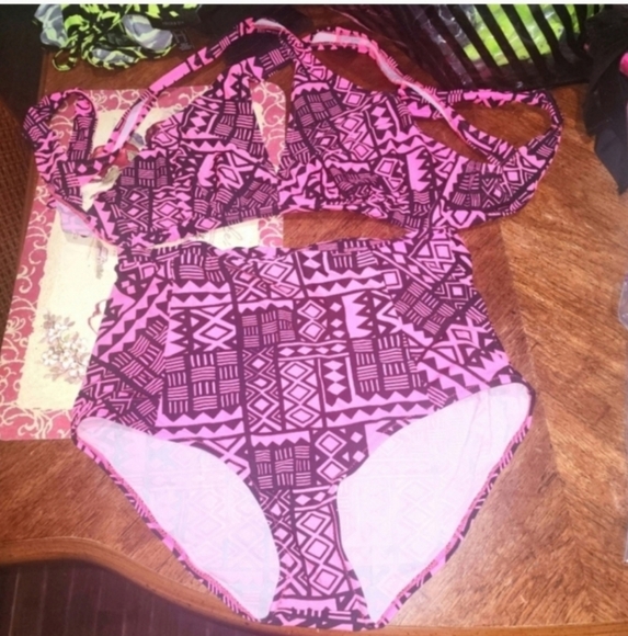 Gorgeous Boutique 3x bright pink Aztec bikini set - Picture 3 of 4
